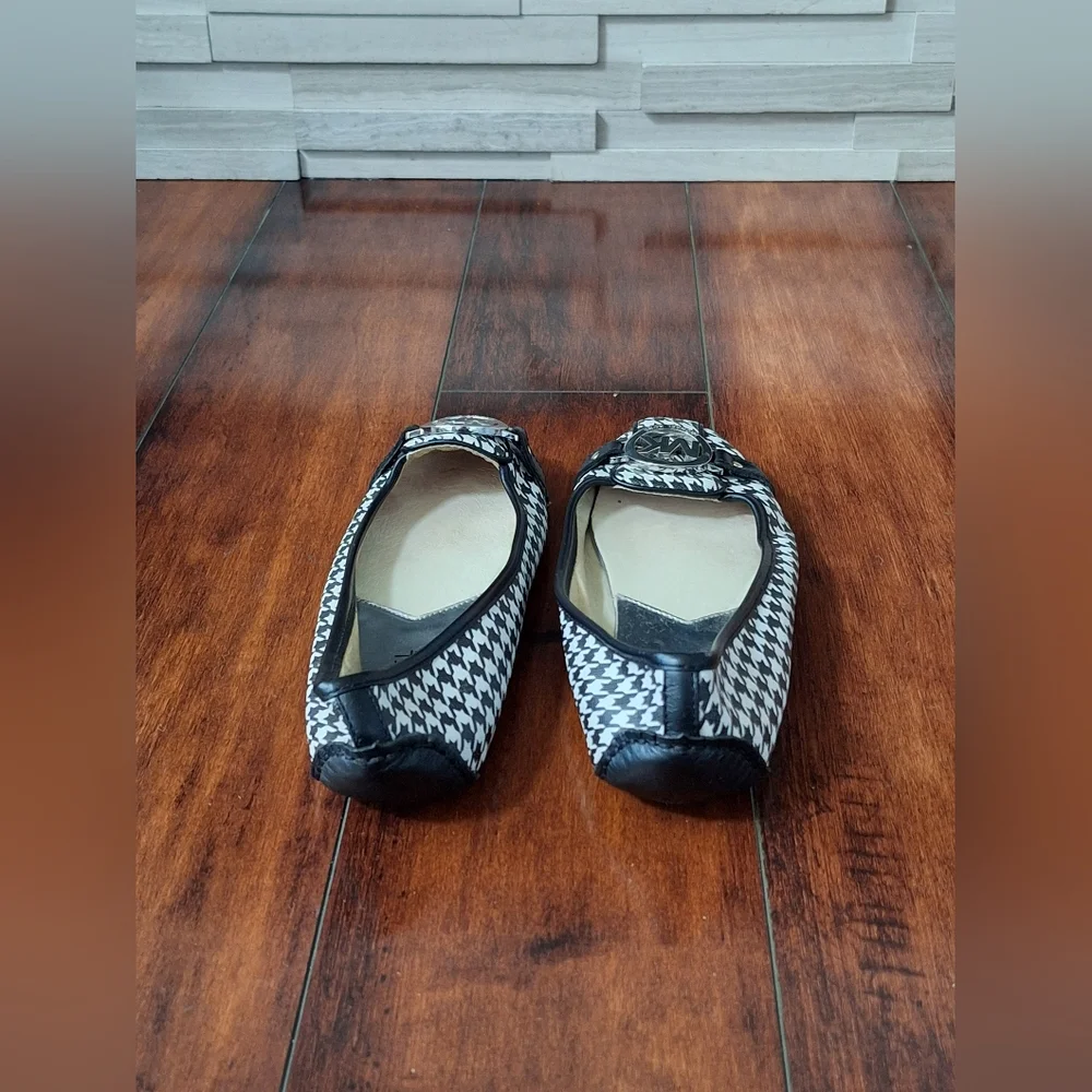 Michael Kors Houndstooth MK Logo Ballet Flats Size 6.5 Black White - Picture 5 of 9